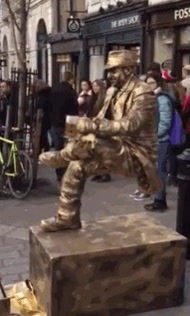 estatua,humana,gravedad,levantarse,caja