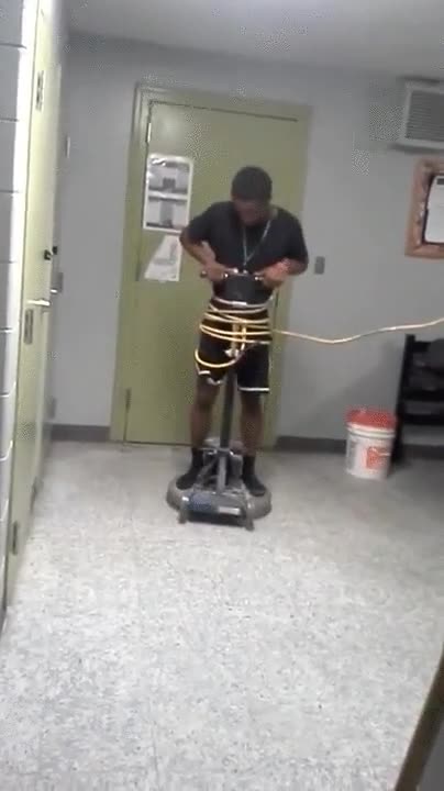 pulidora,girar,dar vueltas,enchufado,chico,fail,caer,al suelo