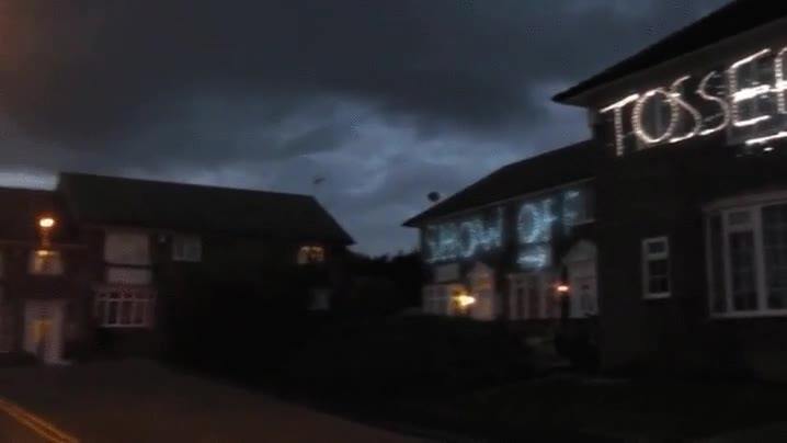 insultos,luces de navidad,llamar la atenci&oacute;n,por que la gente no se mete en sus propios asuntos?