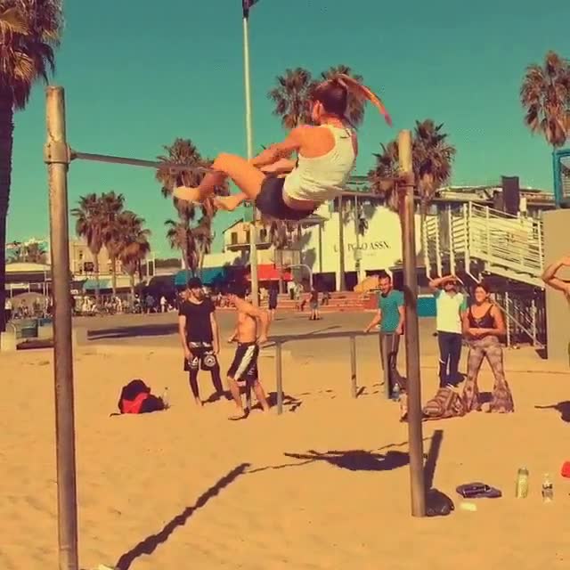 gimnasta,acrobacias,acrobatas,dar la vuelta,girar,playa