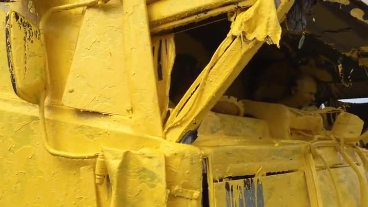 imagino que ser&iacute;a pintura,chocar,accidente,al menos el conductor parece estar bien,camion,amarilla,mostaza