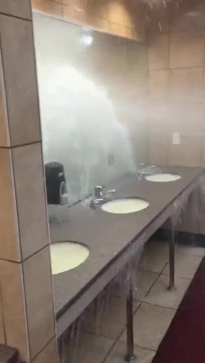 Bueno, creo que ya no hace falta que tire de la cadena... Ni que me duche... chorro,chorrazo,agua,romper,cisterna,palanca,lavabo