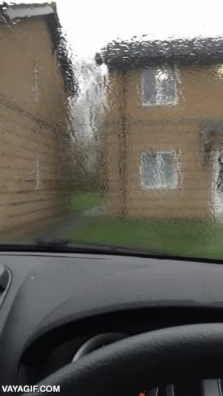 Enlace a Esa satisfactoria sensación al dejar que el parabrisas se empape de lluvia y activas los limpia