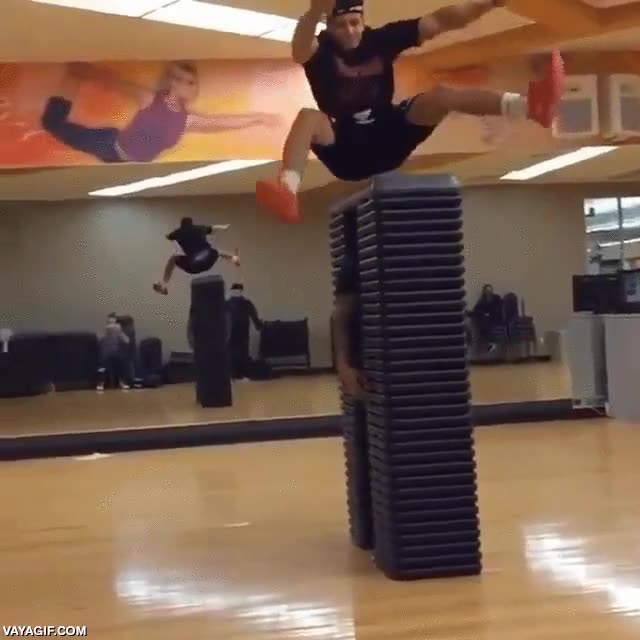 salto,saltar,no perdais detalle del espejo al fondo,mucha altura