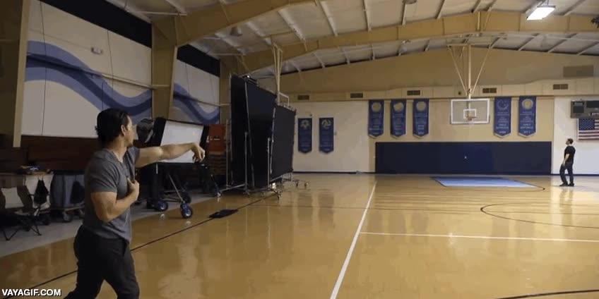 lanzar,acertar,canasta,basket,pelota,balon,futbol americano,Mark Walhberg