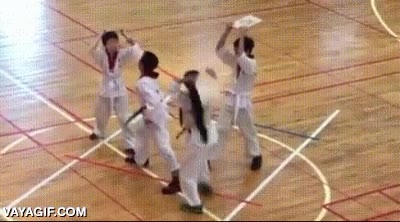 karateka,taekwondo,fail,demostracion,niños,vaya paliza en un momento
