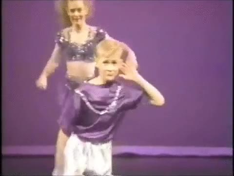 ryan gosling,bailar,coreografia,la chica de atr&aacute;s no puede con tanto flow y ha de parar,baile