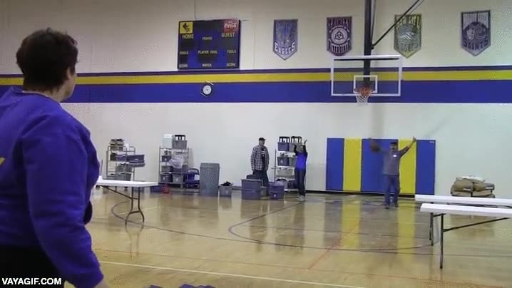 madre,lanzar,hija,canasta,basket,encestar,medio campo,beca de estudios,mucha suerte