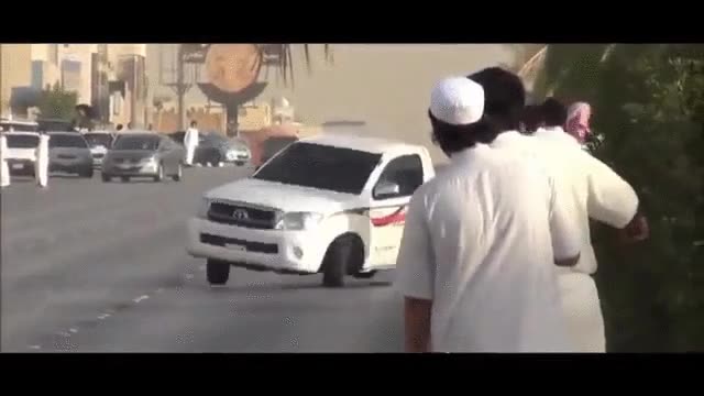 fail,toyota,dubai,seguro que se puede comprar 15 como ese con lo que lleva en la cartera,arabes