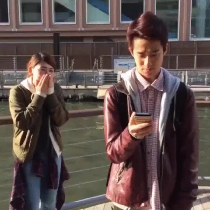 susto,montaje,girar el cuello,la leyenda del hombre buho,tocar,broma