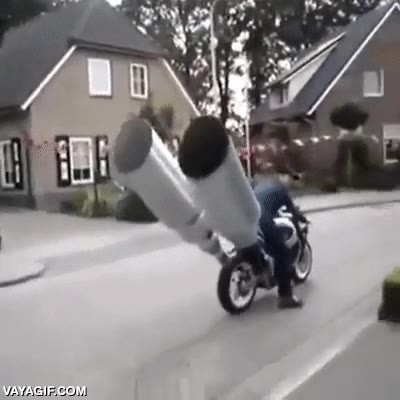 moto,tubo de escape,exageracion,no le faltar&aacute; escape