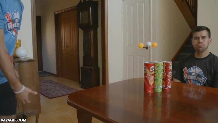 La cámara lenta de los móviles permite hacer maravillas y paranoias como esta paranoia,pelotas de ping pong,ping-pong,camara lenta,al alcance de todos