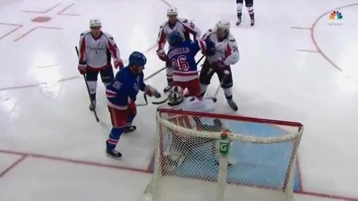 Enlace a En el hockey sobre hielo hay una norma estricta, al portero no se le toca