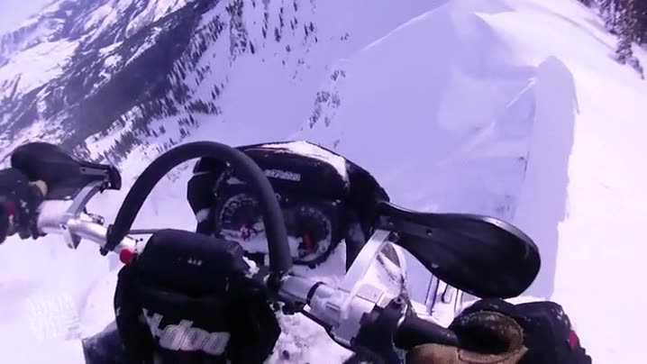 por poco,nieve,moto de nieve,avalancha,ha ido de poco,unos centimetros m&aacute;s a la izquierda y a rodar