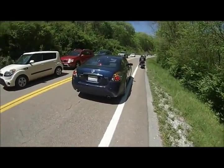 culpa del de atr&aacute;s que no mira,embestir,carretera,motorista en el lateral,el enchuscado de atr&aacute;s