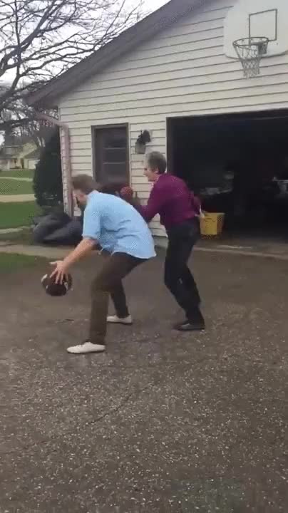 abuela,aunque casi se come la chapa,basket,lanzar,camara lenta,abuela muy en forma