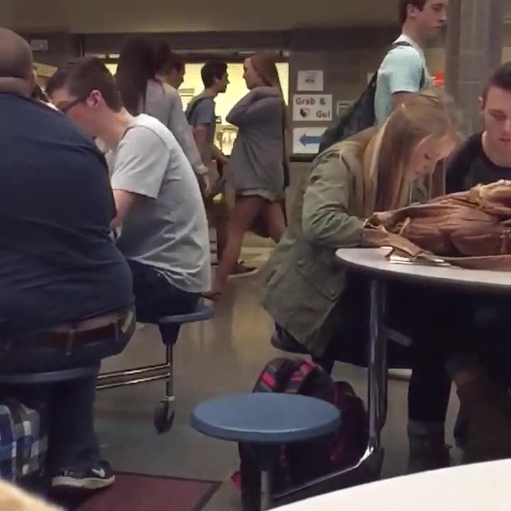 lanzamiento,tirar,tiro,punteria,hucha,lo clava,buena puntería