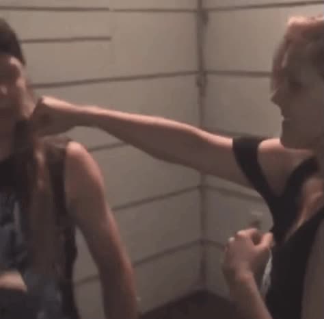 pu&ntilde;etazo,muy bien dado,directo a la mandibula,rozando el KO,fuerza,mujer,chica