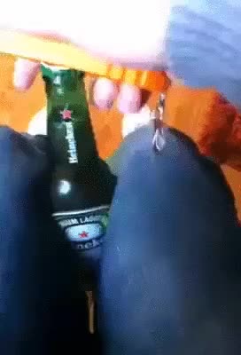 abridor de botellas,arma,disparar,pistola,en toda la cara,cerveza
