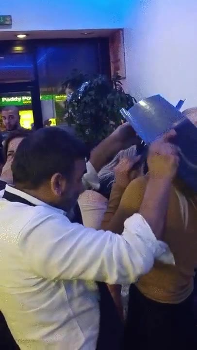 fail,cubo de basura,meter la cabeza,no poder sacar,atascada,con un pedal encima que tela,salir de fiesta,camarero al rescate