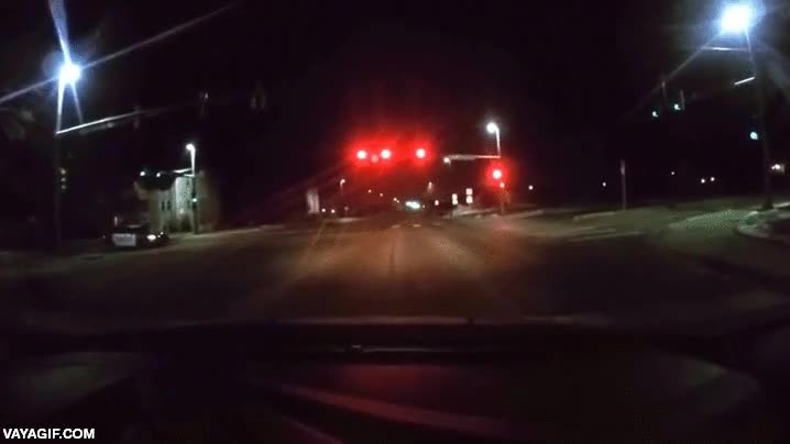 policia,sorpresa,por listo y por veloz,coche,saltarse un semaforo,temeridad