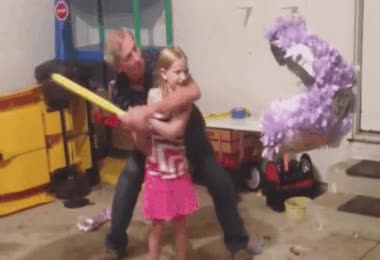 Padre,ostia,golpe,bate,niña,piñata,premios,sutileza,muy suave el hombre