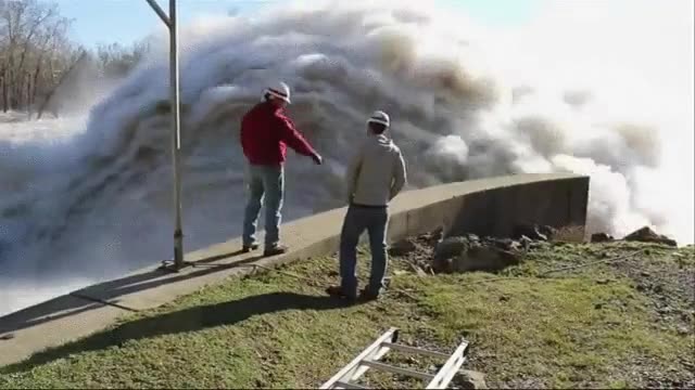 ay va qu&eacute; chorrazo,presa,abrir compuertas,presion,agua