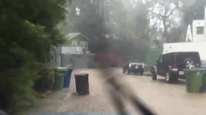 cubo de basura,emanciparse,inundaci&oacute;n,arrastrar,ruedas,busca una vida mejor