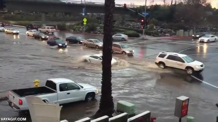 lamborghini,coche,inundaci&oacute;n,es lo que tienen los coches deportivos,perfil muy bajo