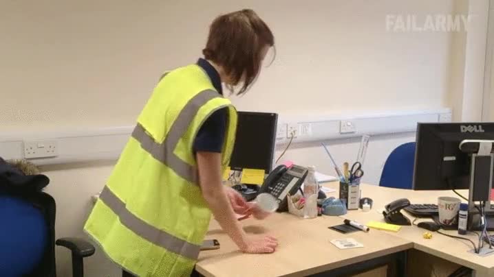 susto,ara&ntilde;a,etiqueta,limpiadora,taza,bocabajo,camara oculta