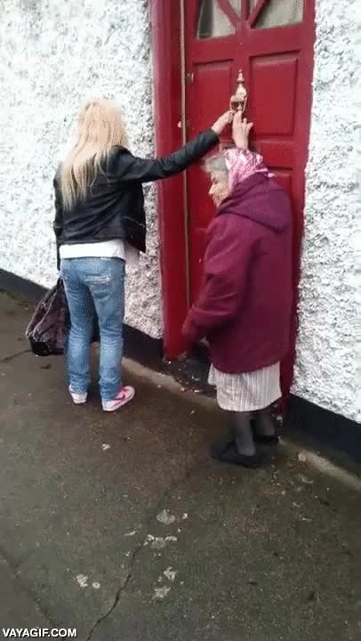edad,señora de 82 años,anciana,abuela,llamar a la puerta y salir corriendo,abuela troll