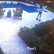 mujer,piscina,hoverboard,al agua,ya lo has visto bastante