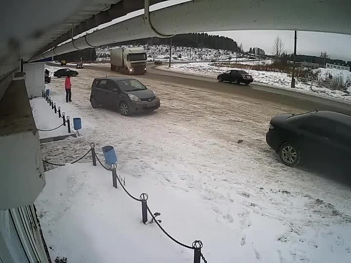 la importancia de apretar bien los tornillos,rueda,camion,suelta,por poco no la atropella