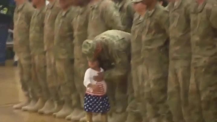 esperar,padre,papa,no poder esperar,homecoming,bienvenida,soldados,estadounidenses,ceremonia,abrazar,abrazo