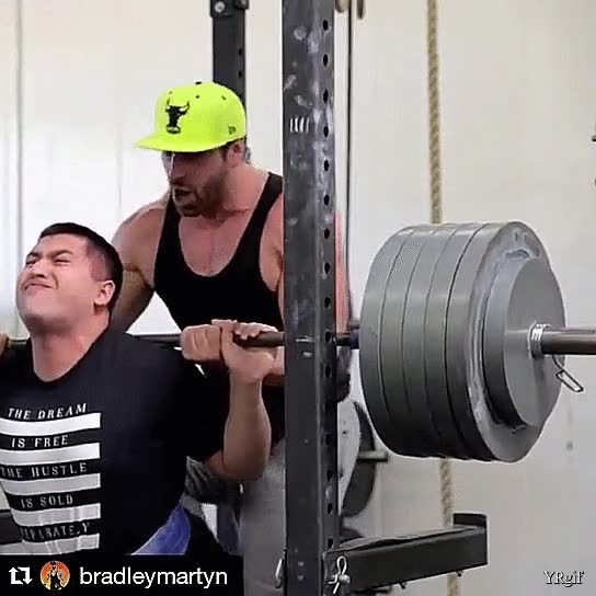 entrenador,ayudar,cuadrao,gimnasio,pesas,levantar,muy fuerte,musculo