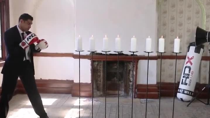 pu&ntilde;etazo,poder,fuerza,velas,apagar,soplar,cuesta creer que esto no tenga truco