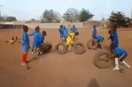 &Aacute;frica,entrenamiento f&uacute;tbol,neum&aacute;ticos,no hay impedimentos,y si a los ni&ntilde;os de todo el mundo les ense&ntilde;an a regatear as&iacute;?