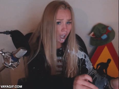 streaming,game,juego favorito,vaso de leche,fail