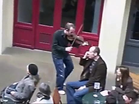 llamar por telefono,maleducado,concierto,molestar,gran reacci&oacute;n