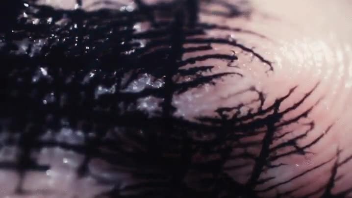 tinta,deslizando,palma,mano,espeluznante