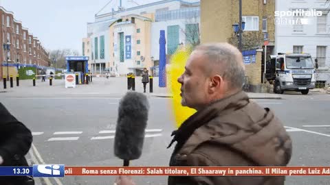 Enlace a Reportero italiano pierde los nervios por culpa de un espontáneo con una banana