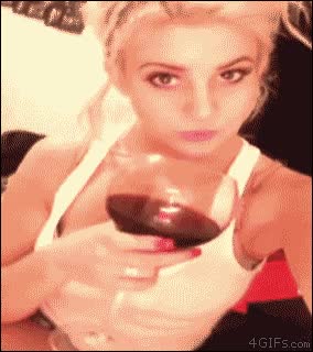 desperdiciar,copa,vino,chica,rubia,fail