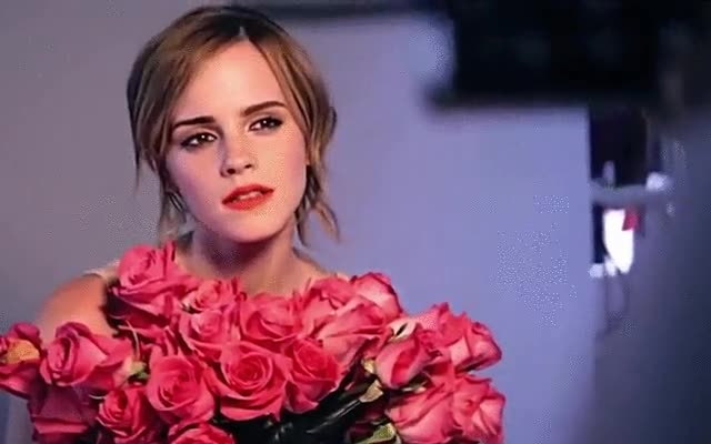 Creo que todos estamos de acuerdo en que la reacción de Harry es perfectamente normal emma watson,harry potter,modelo,reacción