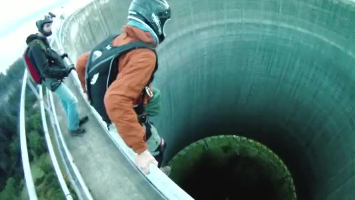 espectacular,salto,torre nuclear,abandonada