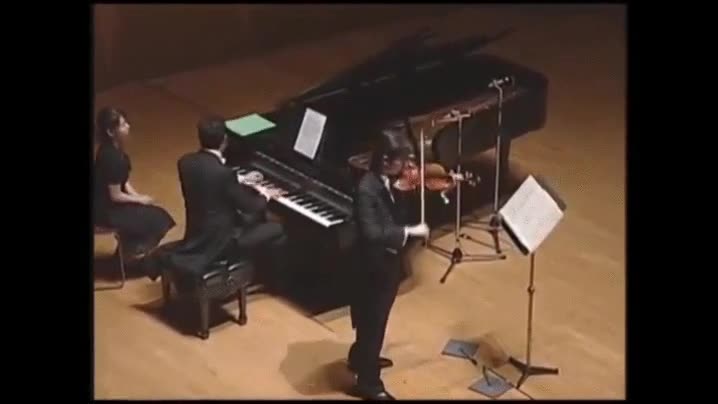Cuando solo tienes que pasar una página pero la terminas cagando pasar página,piano,chica,cagada
