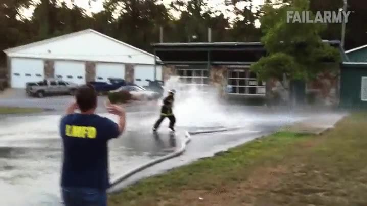bomberos,fuga,agua,manguera,locura