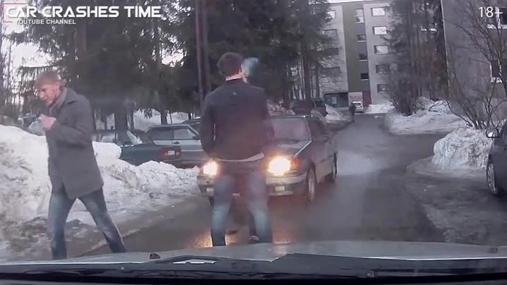 rusia,matones,coche,dia cualquiera,pu&ntilde;etazo,cristal