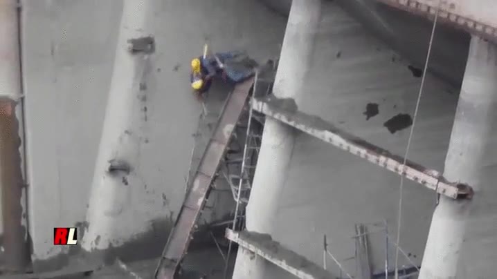 medidas de seguridad,obreros,cable,ca&iacute;da,fail