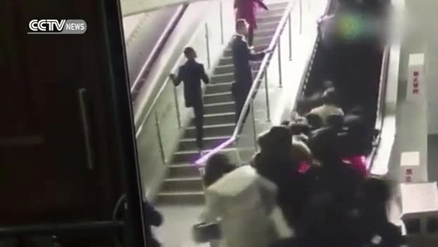 nunca más,subir,escaleras,mecánicas