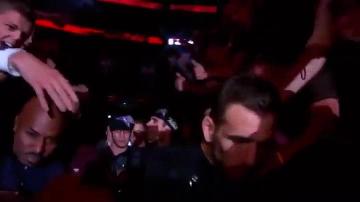 UFC,entrada,luchadores,publico,gorras,vender